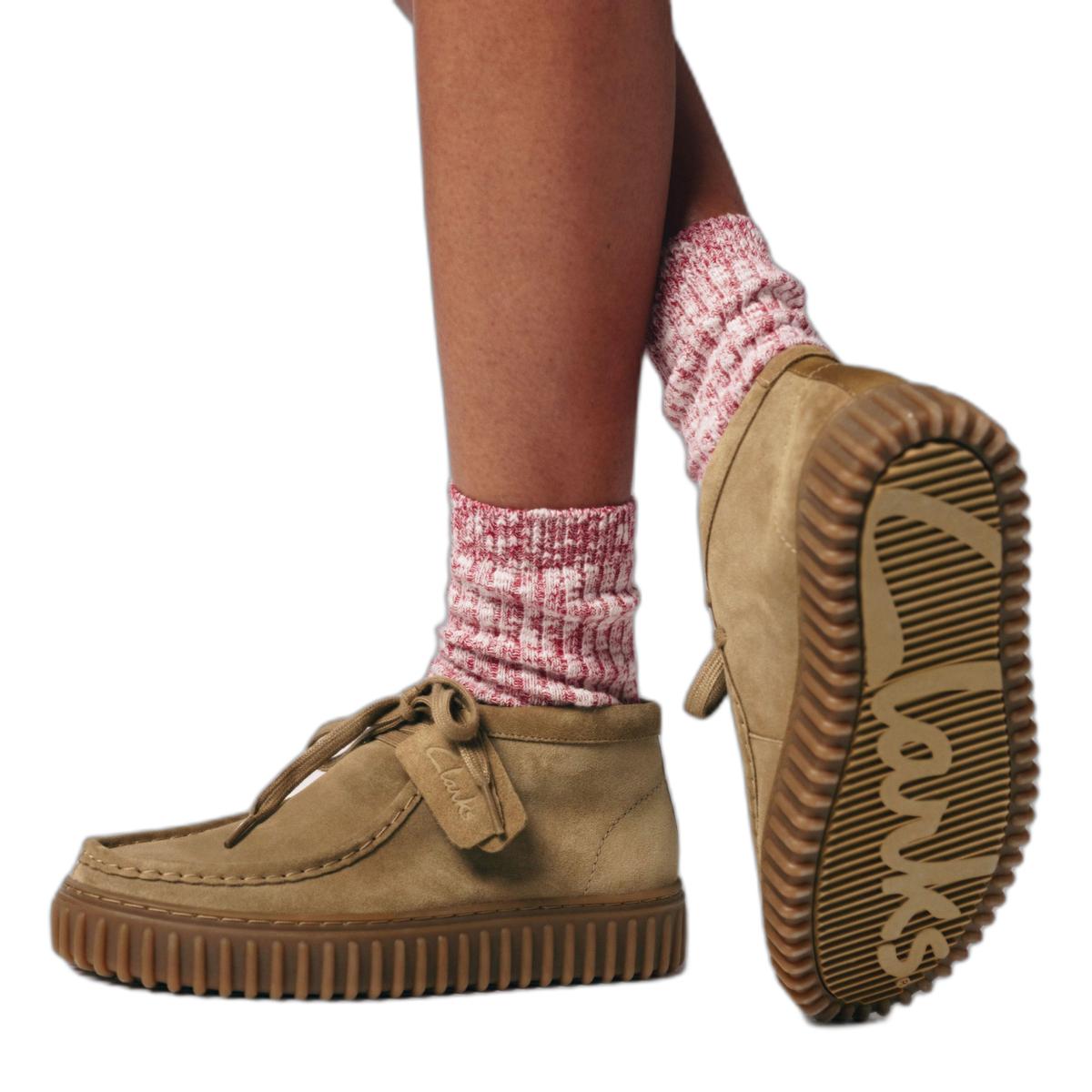 product/c/l/clarks_26173663_dark-sand-suede_7.jpg