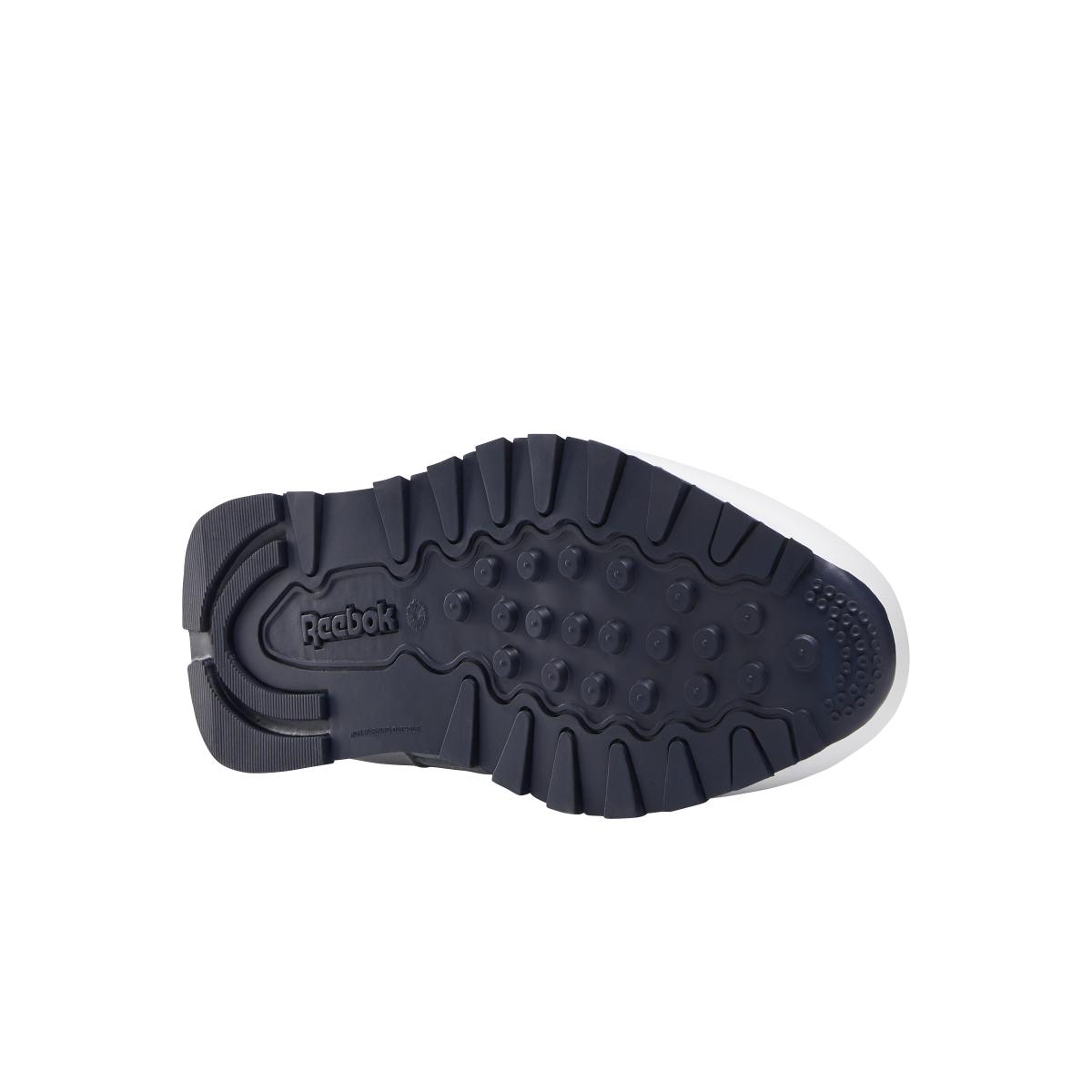product/r/e/reebok-classics_dv9549_3_footwear_photography_bottom_view_white_000.jpg