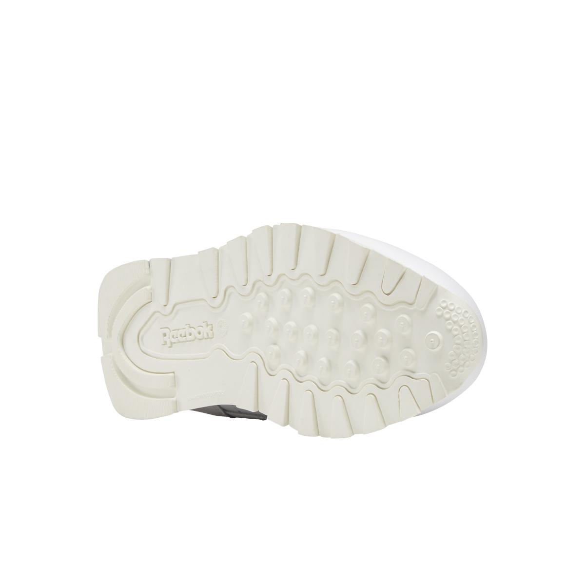 product/r/e/reebok-classics_dv9598_3_footwear_photography_bottom_view_white_000.jpg