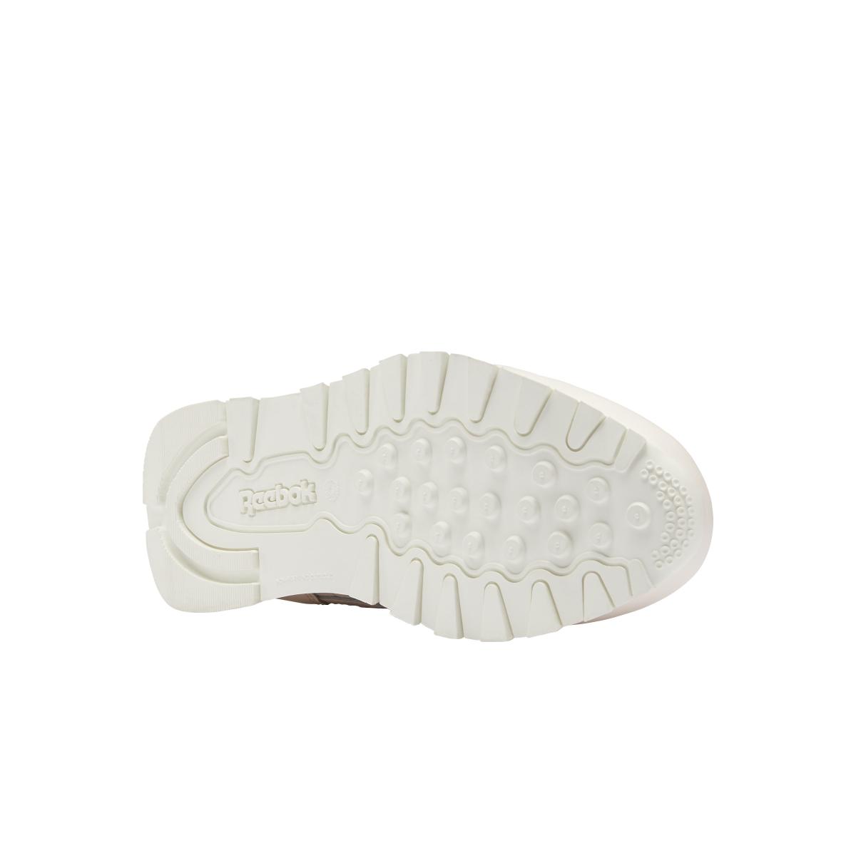 product/r/e/reebok-classics_dv9630_3_footwear_photography_bottom_view_white_000.jpg