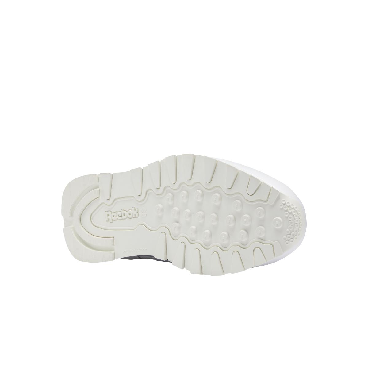 product/r/e/reebok-classics_dv9631_3_footwear_photography_bottom_view_white_000.jpg