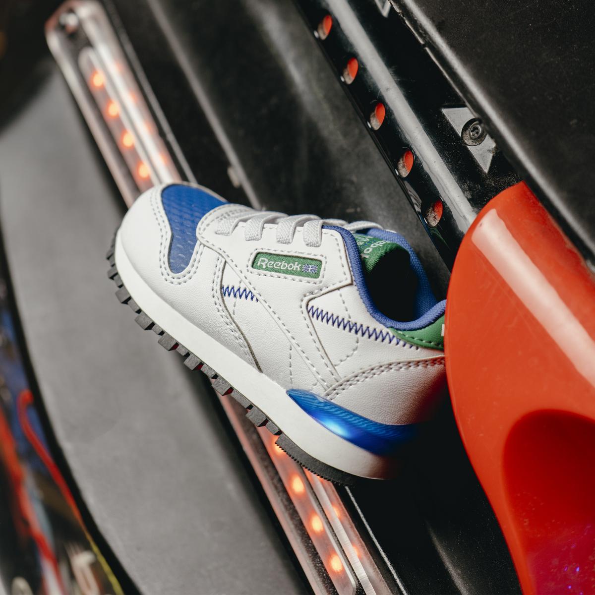product/r/e/reebok_hr1067_11_footwear_photography_highlight_view_1_white_000.jpg