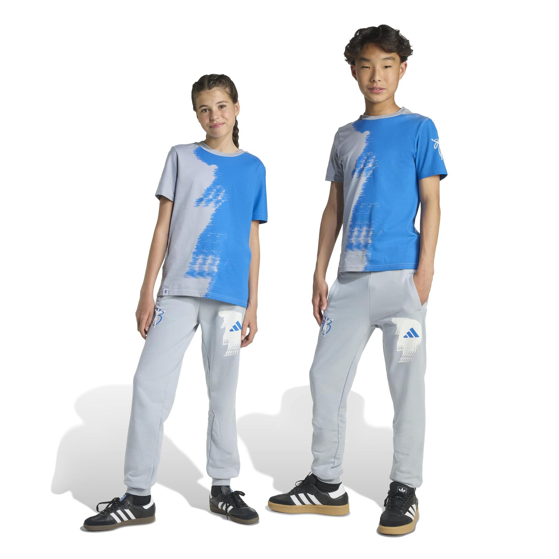 product/2/0/2025_09_adidas_jx6310_8_apparel_on_model_standard_unisex_pair_shot_white.jpg