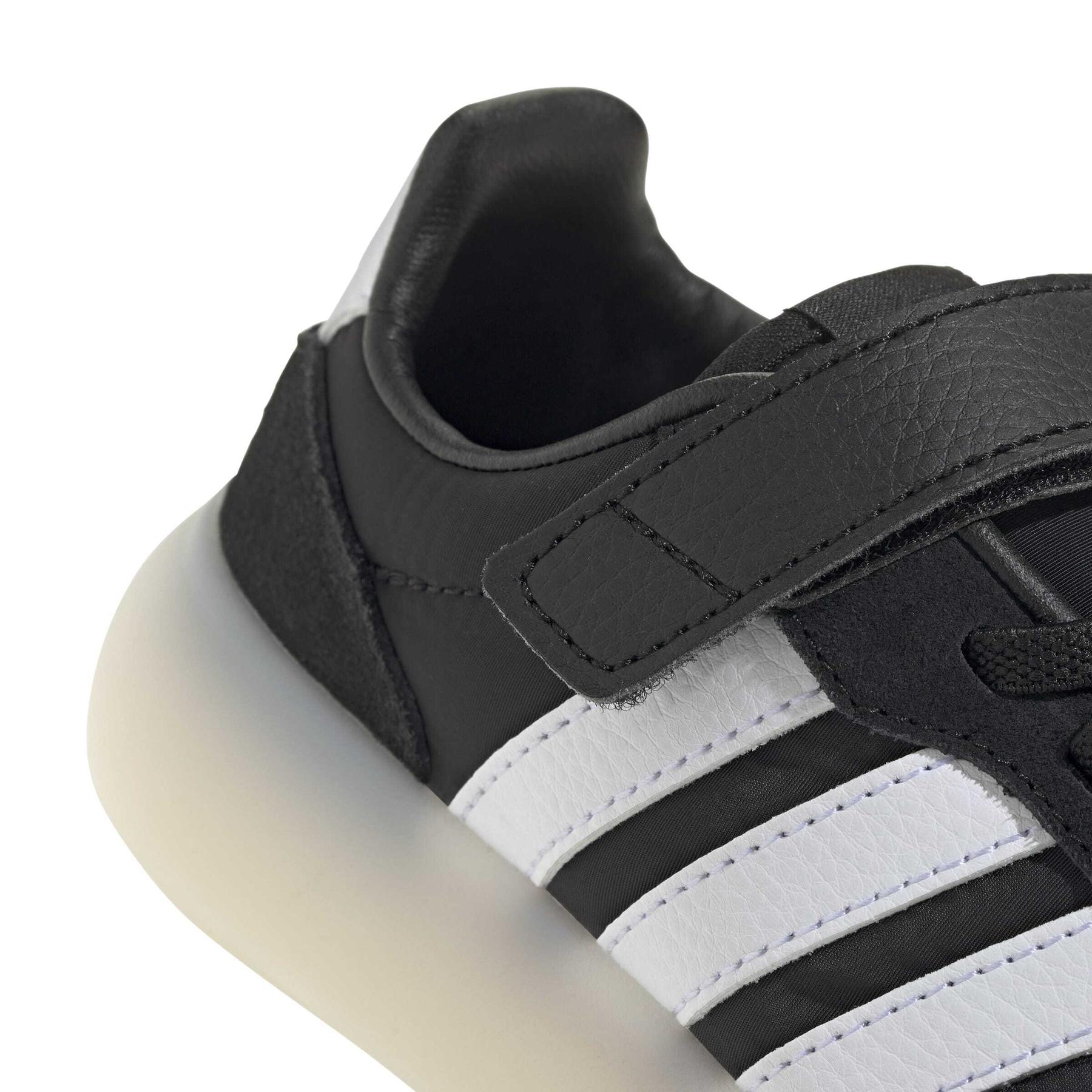 product/2/0/2025_adidas_jr0767_9_footwear_photography_detail_view_2_white.jpg