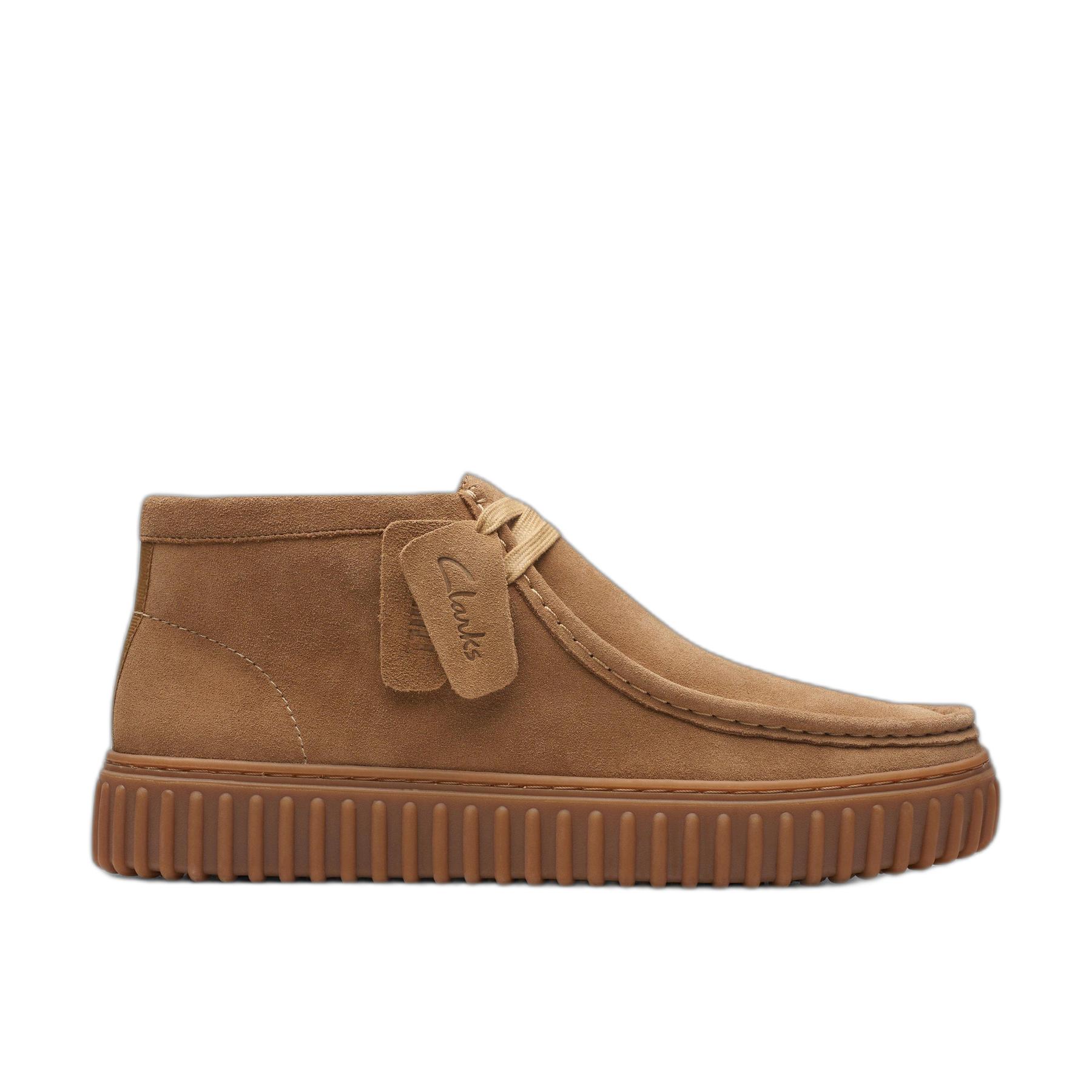 product/c/l/clarks_26173663_dark-sand-suede_1.jpg