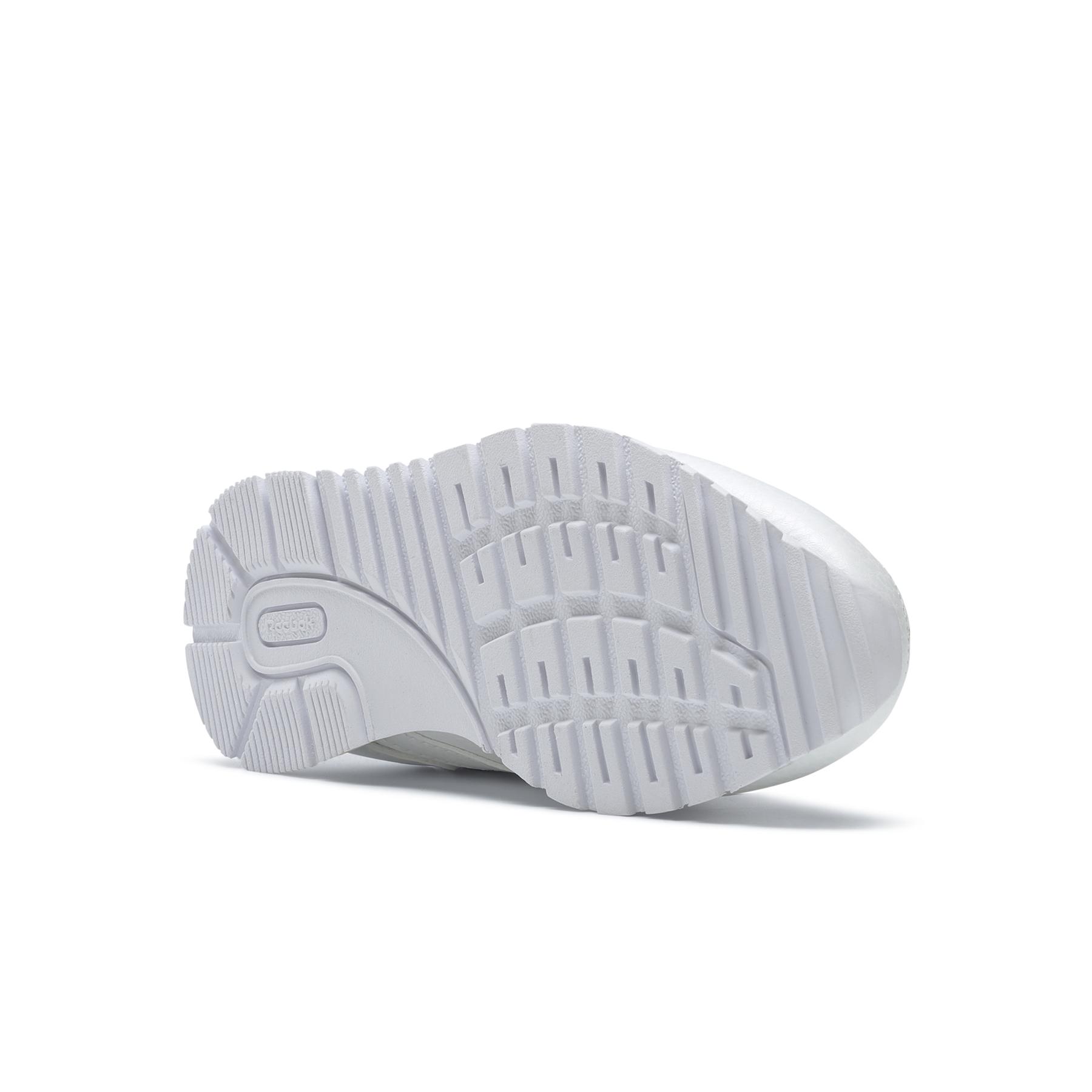 product/r/e/reebok-classics_dv4615_4_footwear_photography_bottom_view_white_000.jpg