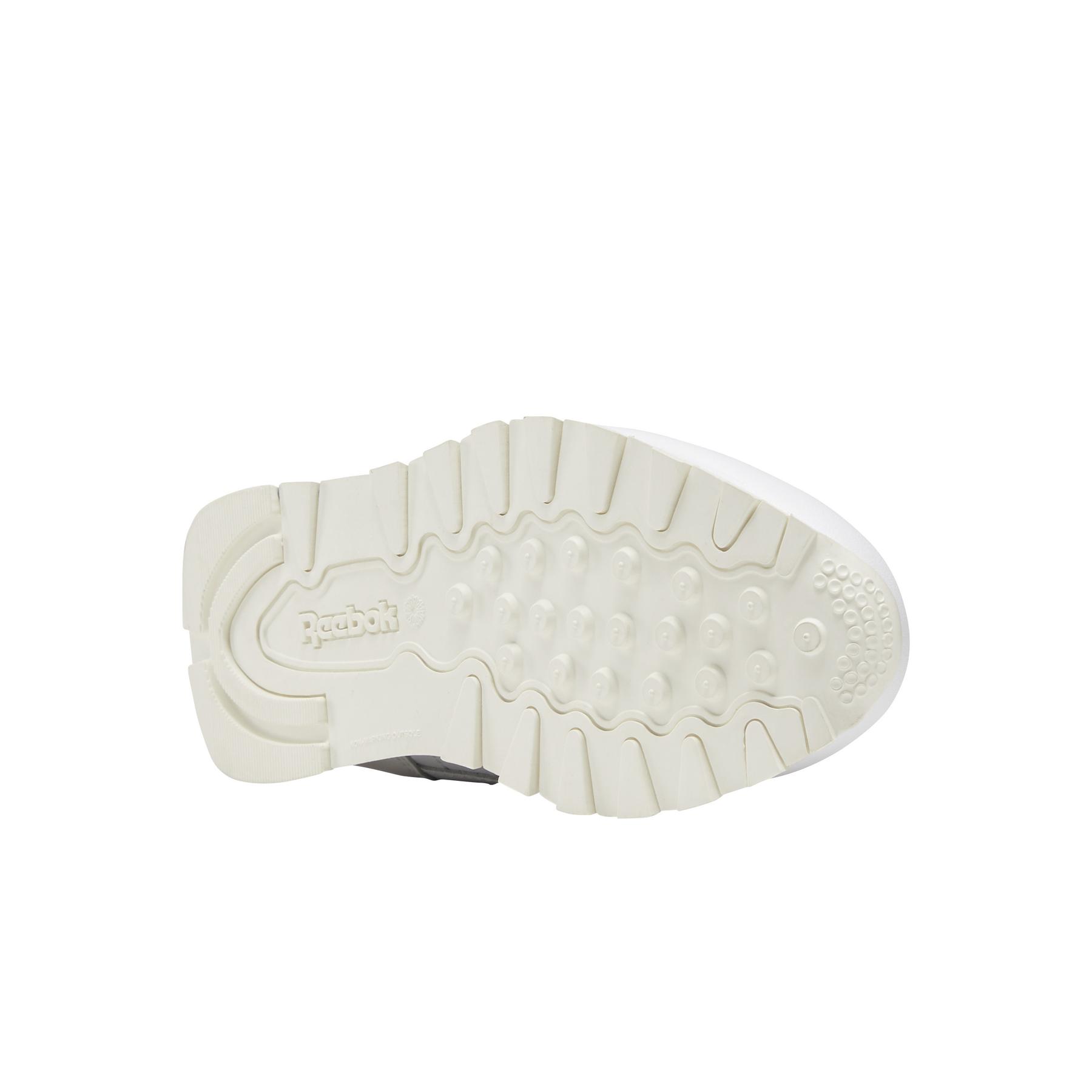 product/r/e/reebok-classics_dv9598_3_footwear_photography_bottom_view_white_000.jpg