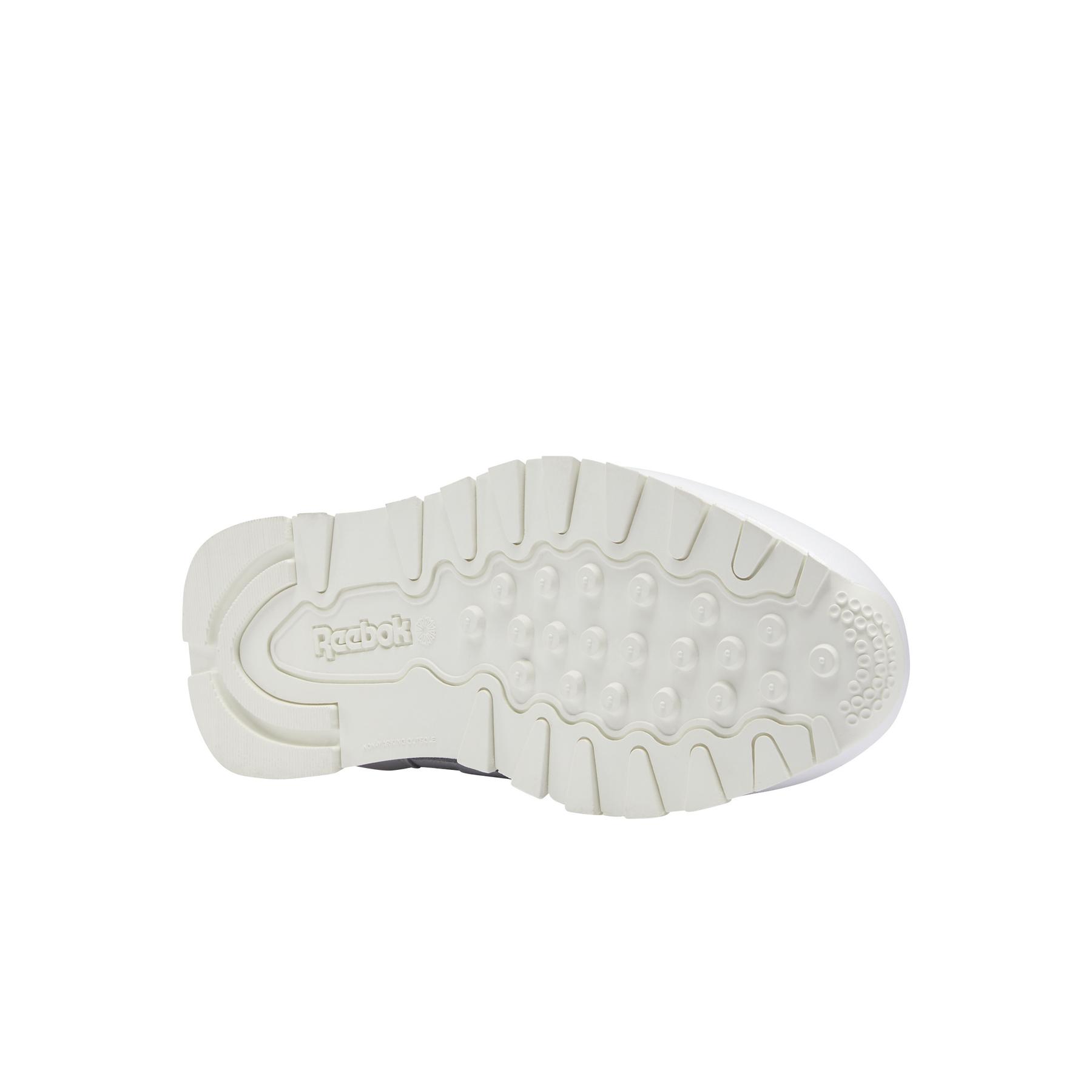 product/r/e/reebok-classics_dv9631_3_footwear_photography_bottom_view_white_000.jpg