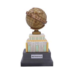 nemn-b6639b24-figurine-nemesis-now-dc-comics-the-daily-planet-beige-22-cm